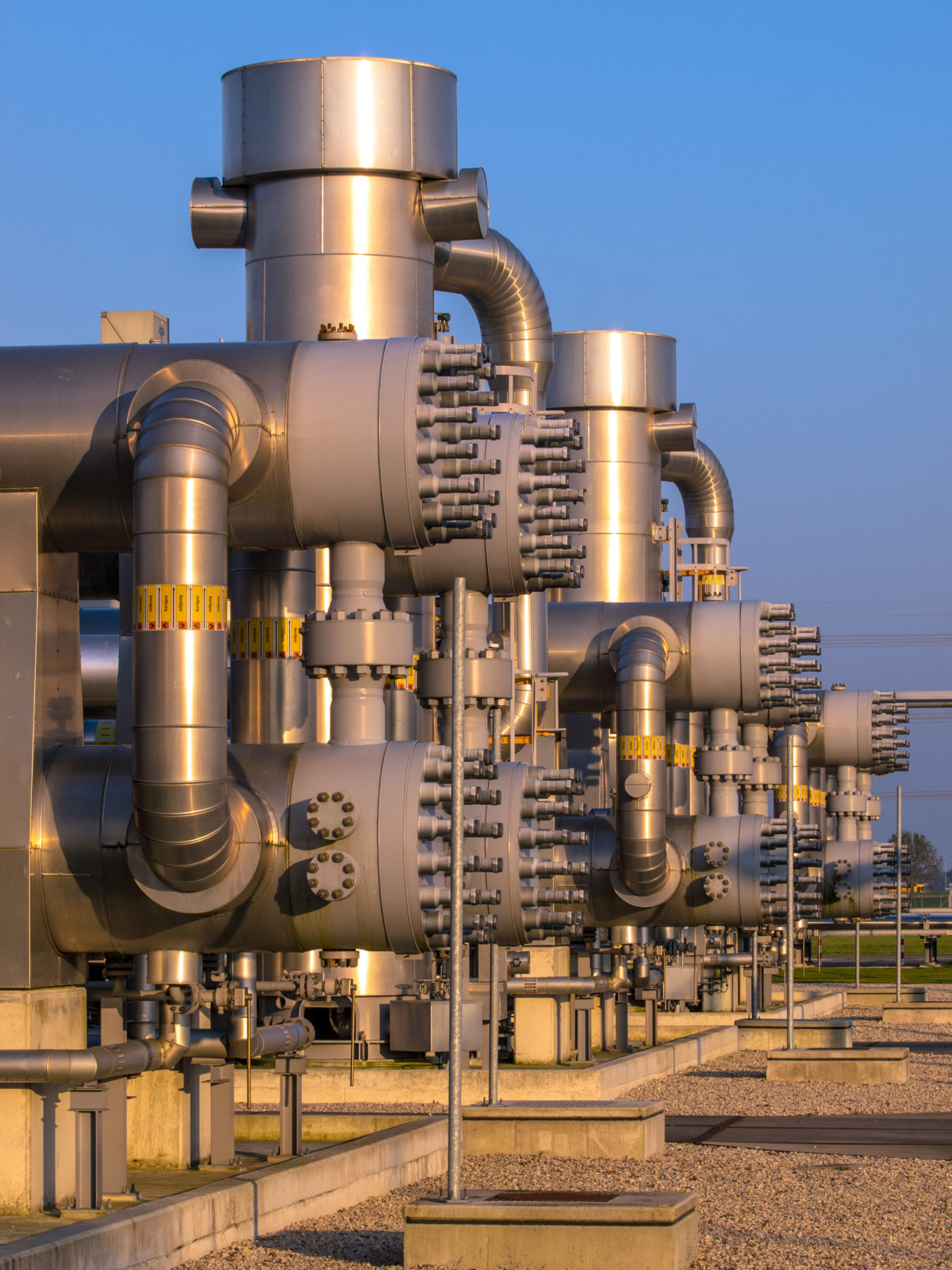 Industrieabwasser, Abwassertechnik, Nahaufnahme von Rohren und Ventilen einer chemischen Industrie