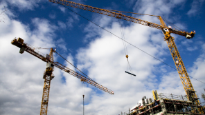 zwei Bauarbeiterkräne auf einer baustelle unter freiem Himmel