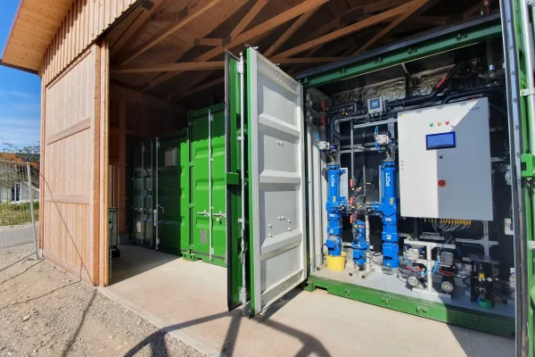 Abwasserbehandlung, eine grüne Containeranlage der FlexBio Technologie GmbH mit Überdachung