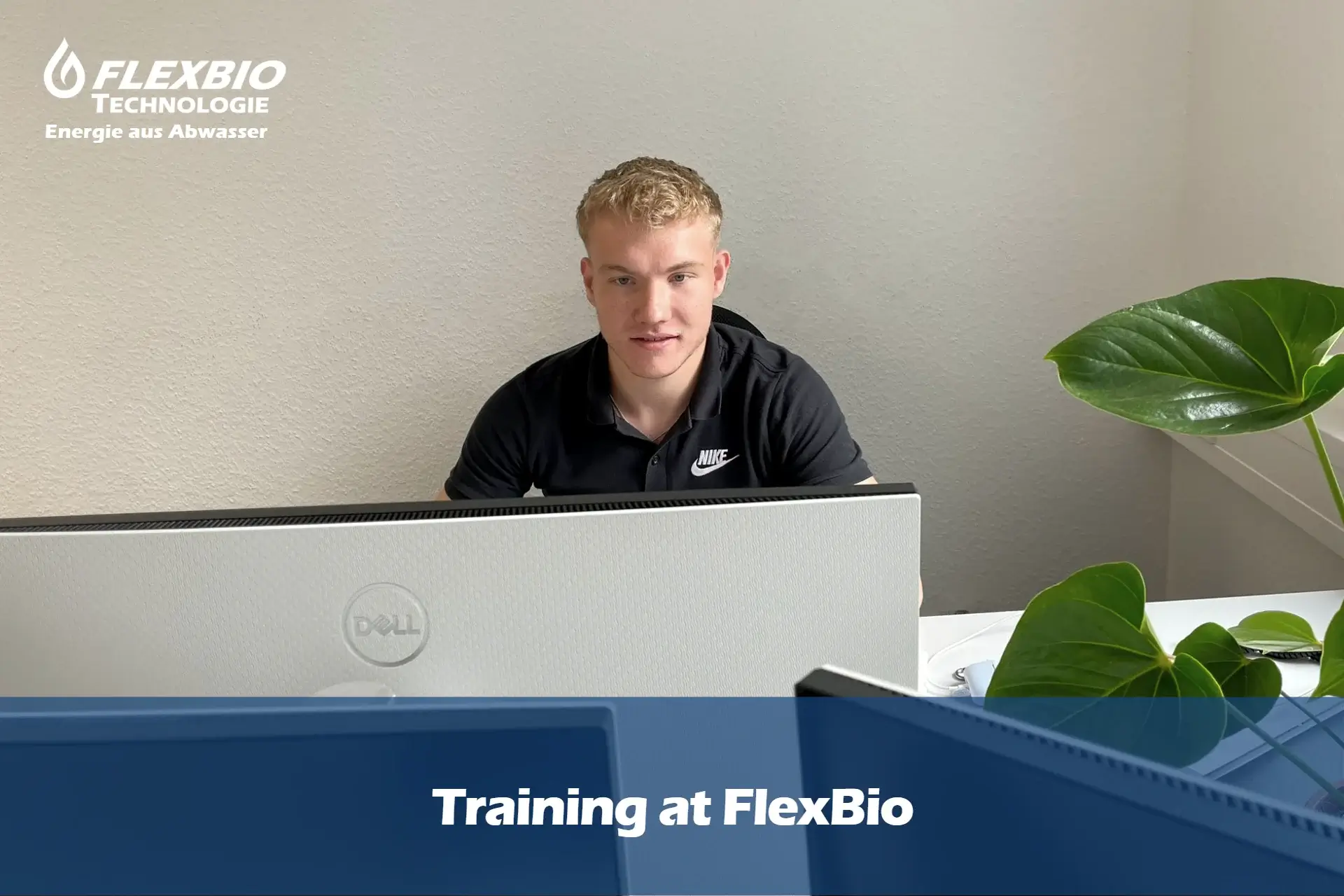 A picture of Justin, apprentice at FlexBio Technologie GmbH, working at his desk. He is typing on his laptop and concentrating on his tasks. It radiates a productive atmosphere.